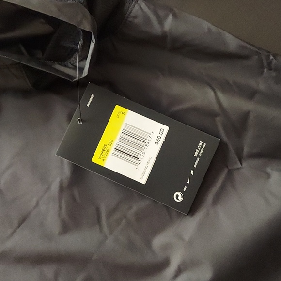 Nike - Picture 8 of 14